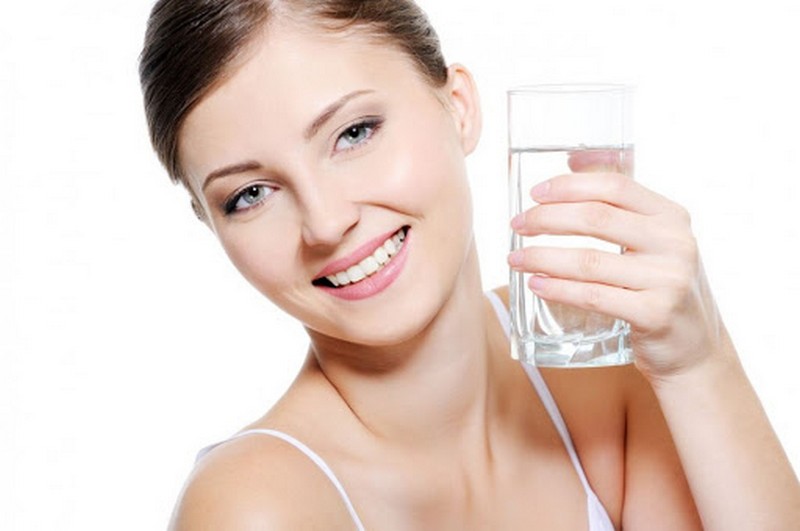 uống đủ nước sẽ giúp sảm sưng mũi